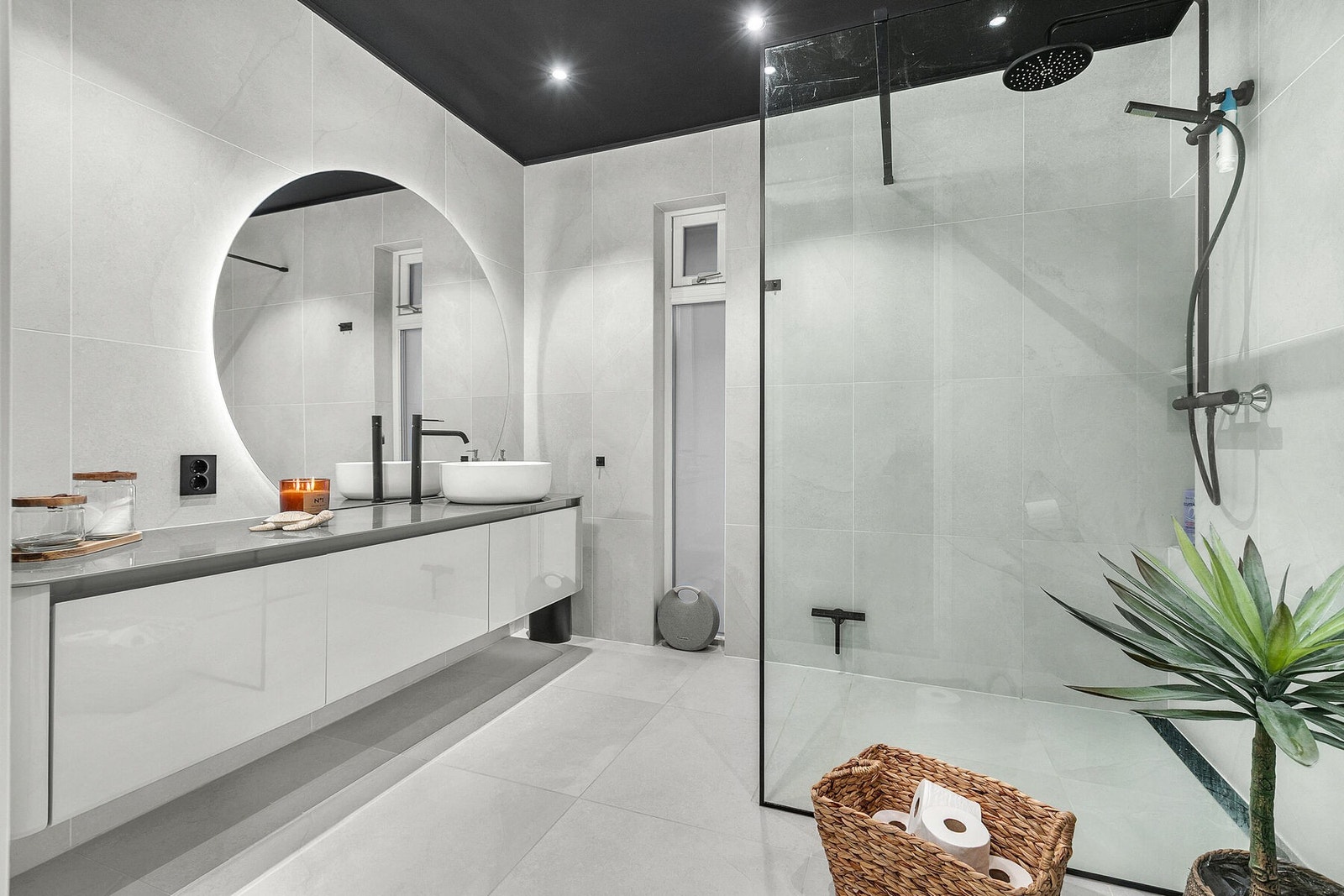 Stor og romslig dusjsjone Galleribilde