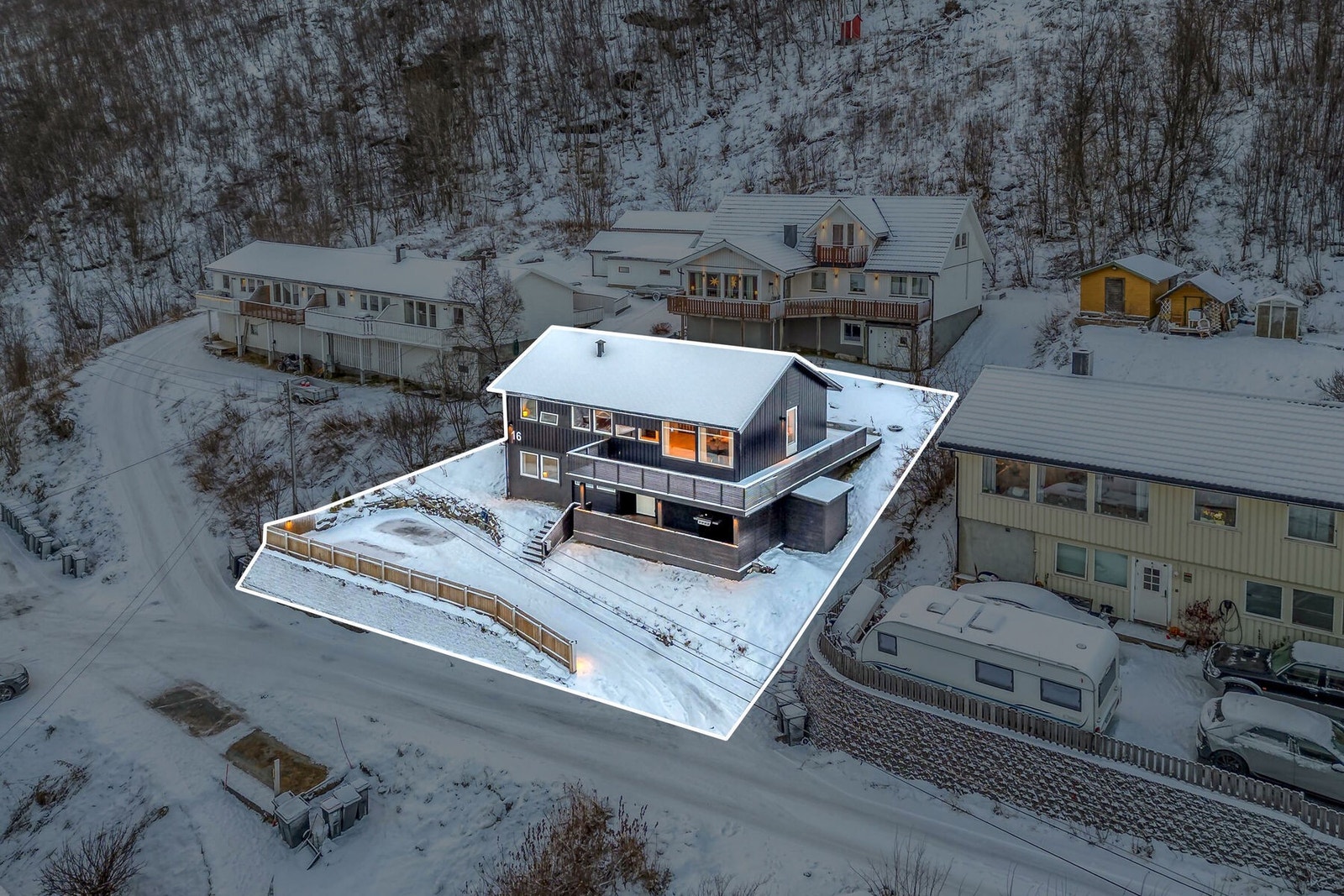 Velkommen til Nyborgveien 16! Romslig og oppgradert enebolig med fin utsikt, nyere bad, kjøkken og stue. Fotograf: Kalle Punsvik Galleribilde