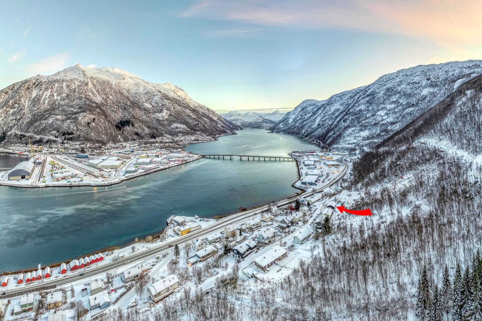 Fra eiendommen er det kort vei til turområder, barnehage og butikker. Galleribilde