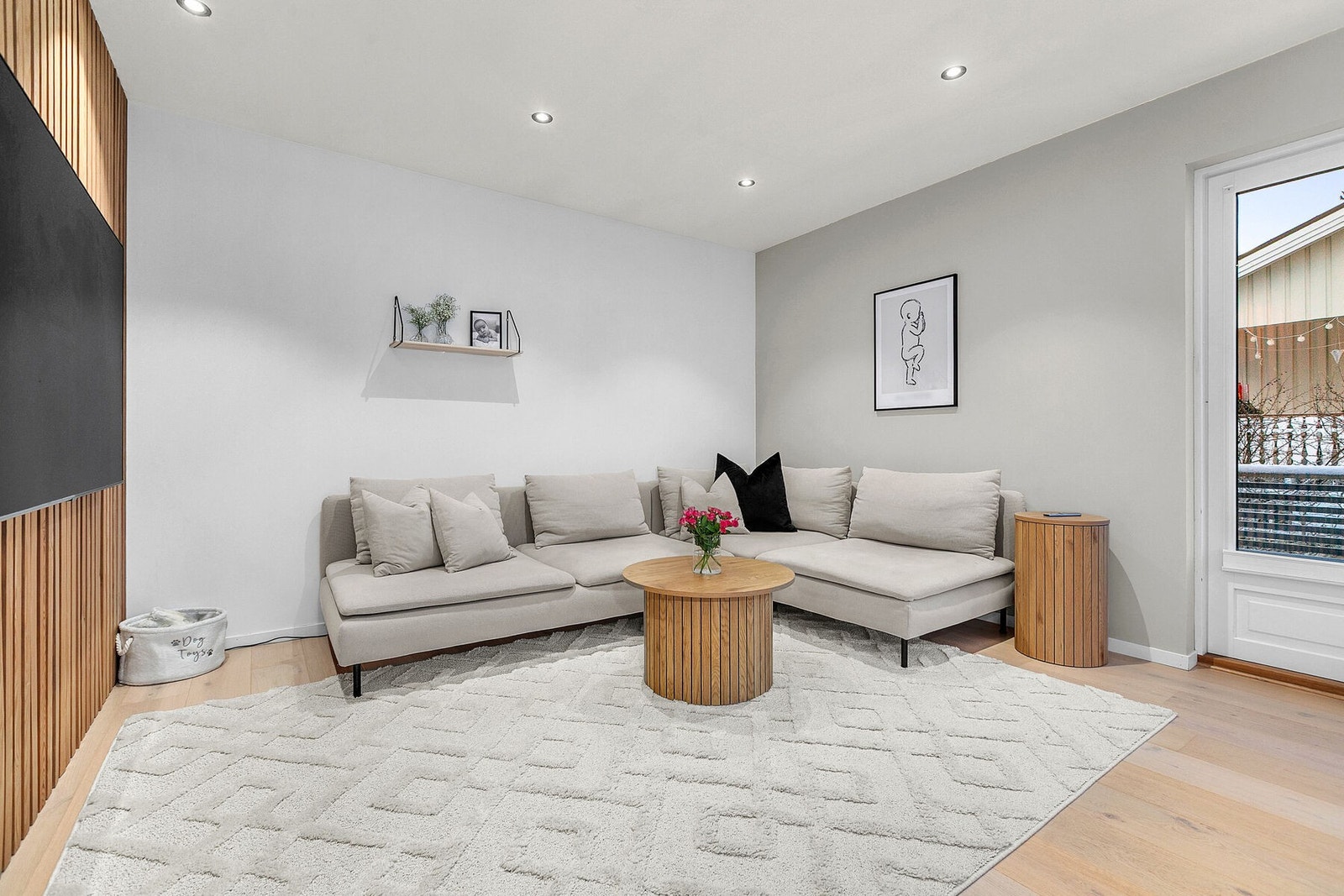 Lekkert sofahjørne med spilevegg Galleribilde