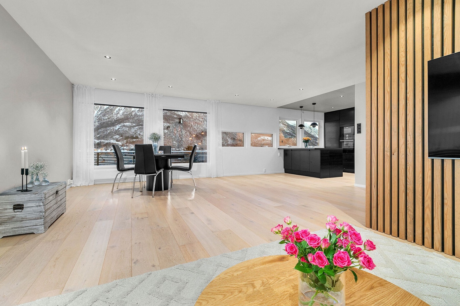 Boligen har en romslig og delikat stue med parkett på gulv, spotter i tak, åpen løsning mot kjøkken og fin utsikt. Galleribilde