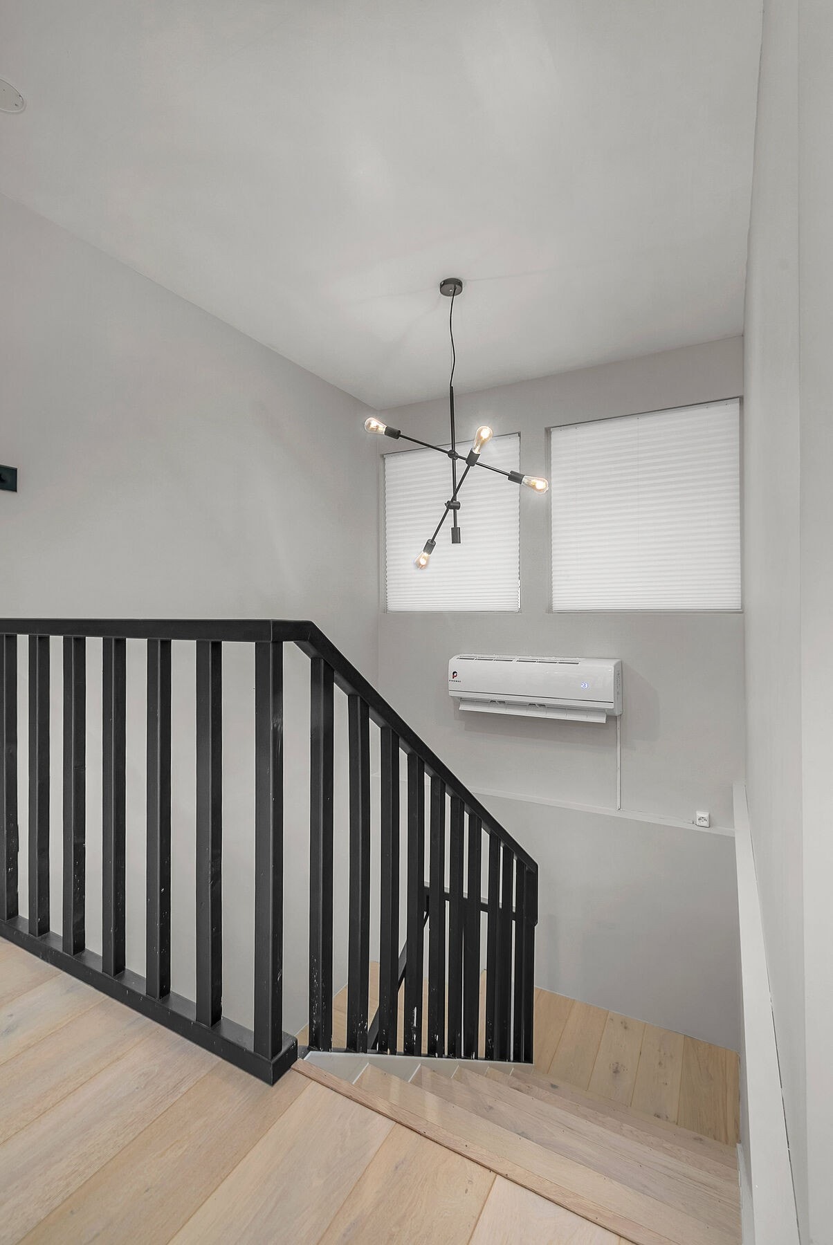 Trappegang med nyere varmepumpe Galleribilde