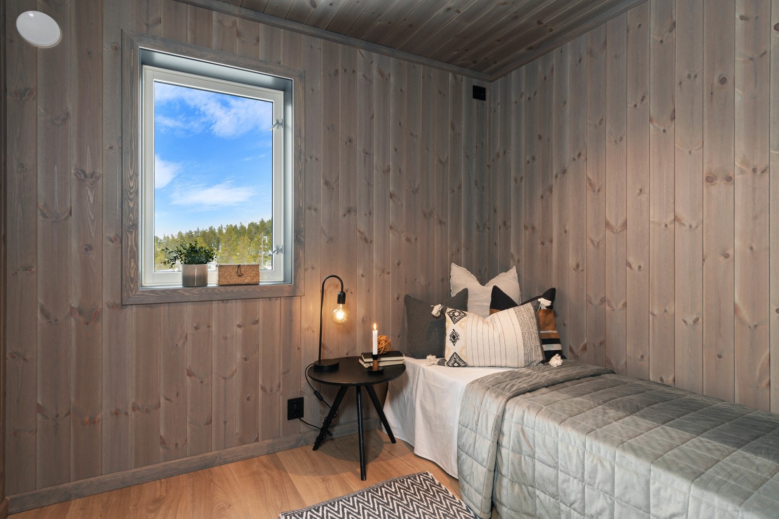 To av rommene ligger nede i første etasje, mens de to andre ligger i andre etasje og har inngang fra loftstuen. Galleribilde