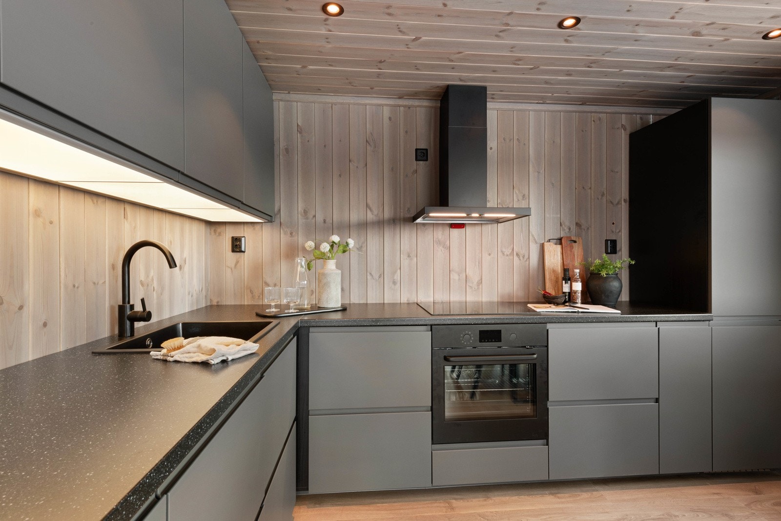 Innredningen er velutstyrt med god arbeidsflyt og nok av skapplass. Galleribilde