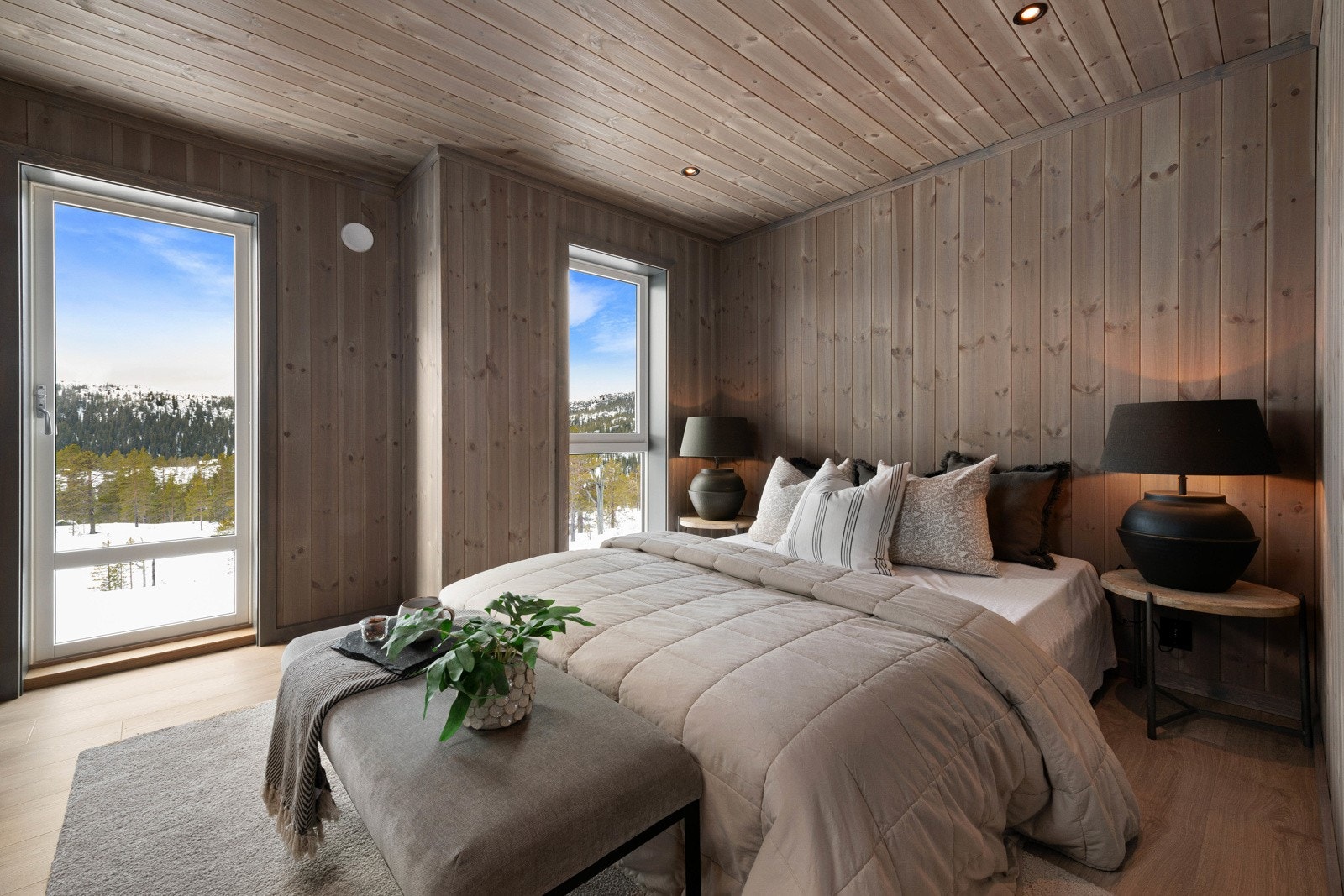 Hytta har totalt fire soverom, noe som gir mange sengeplasser. Galleribilde