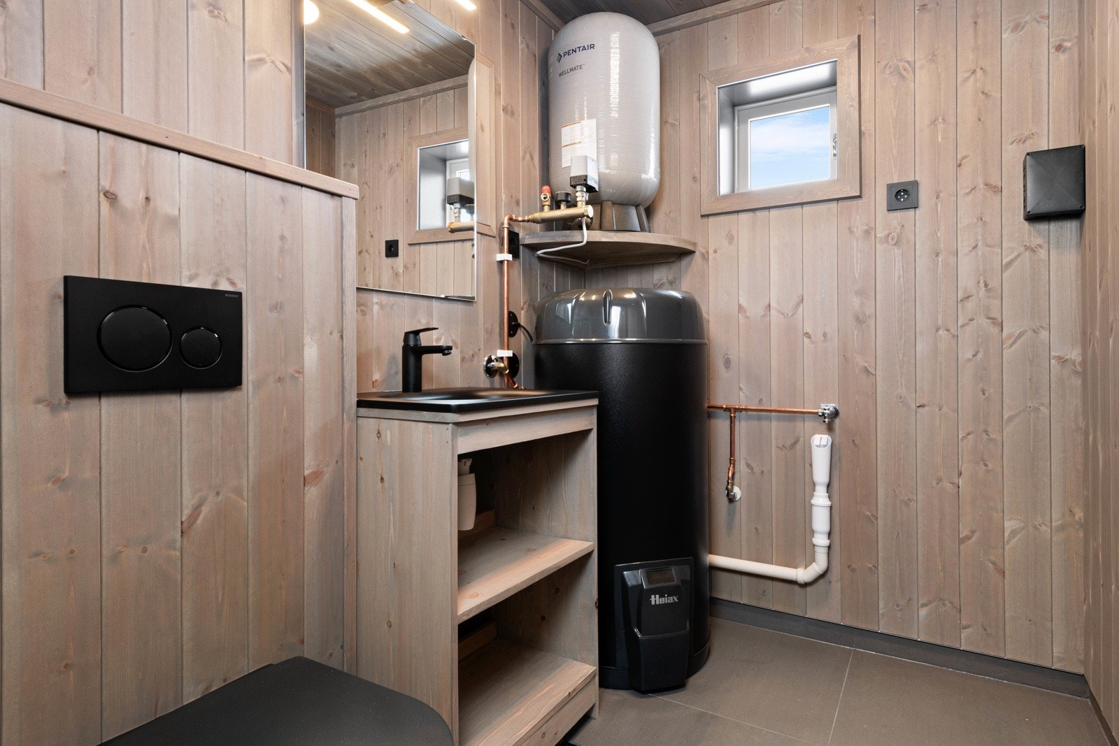 Hytta har også et ekstra toalettrom, men opplegg for vaskemaskin, varmtvannstank og trykktank. Galleribilde