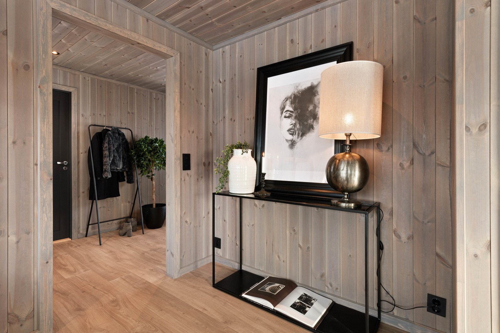 Det er adkomst til stuen direkte fra entreen. Galleribilde