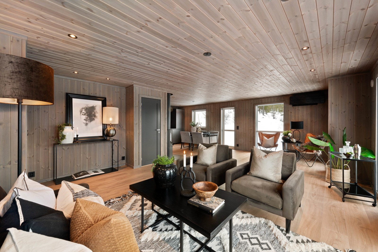 Fra stuen er det utgang til hagen og åpen løsning til et moderne kjøkken Galleribilde