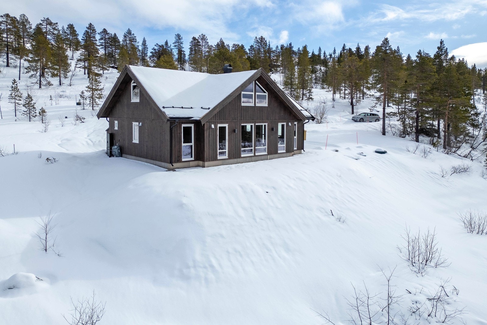 Hytta har et delvis overbygd inngangsparti, og en redskapsbod ved siden av. Galleribilde