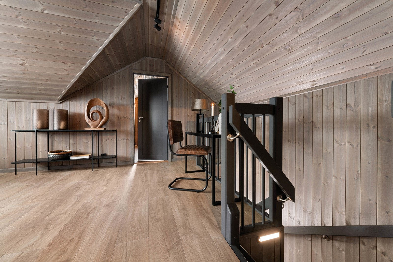 I gangen fører en trapp med mørke trinn, og lys opp til andre etasje. Galleribilde