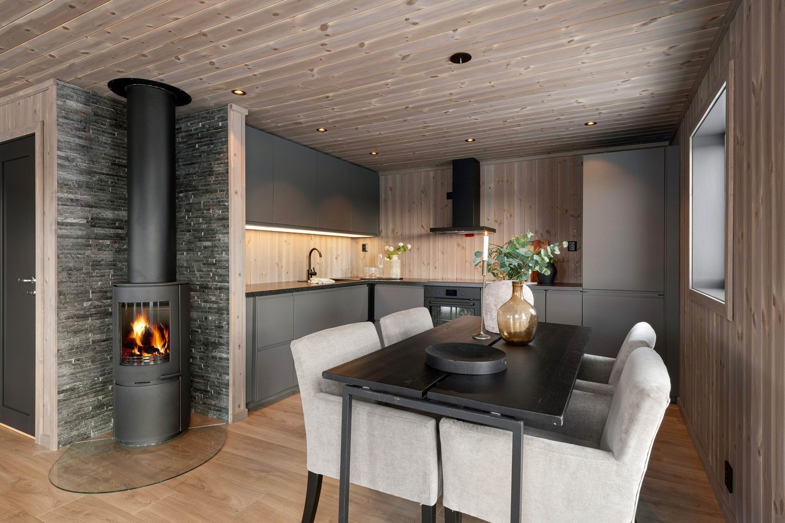 Kjøkkenet er tilbaketrukket plassert i en praktisk L-form, innerst i stuen. Galleribilde