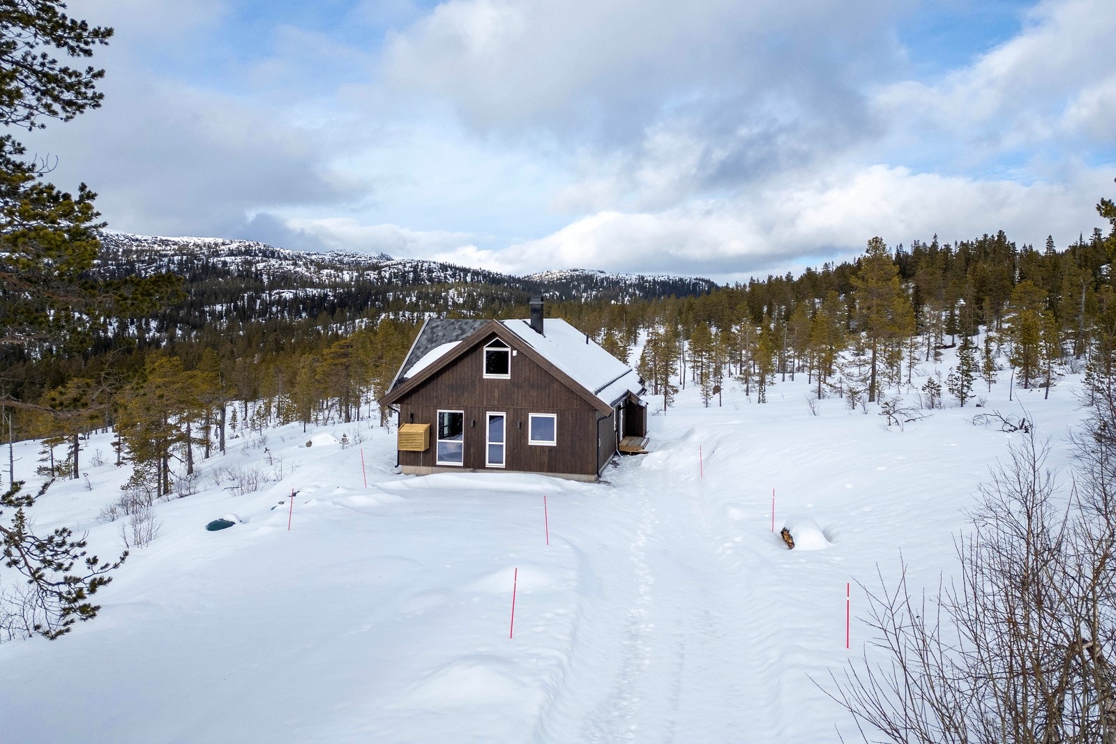 Solforholdene er utmerket gjennom hele dagen, og på kvelden kan man nyte en vakker solnedgang bak fjellene i vest. Galleribilde