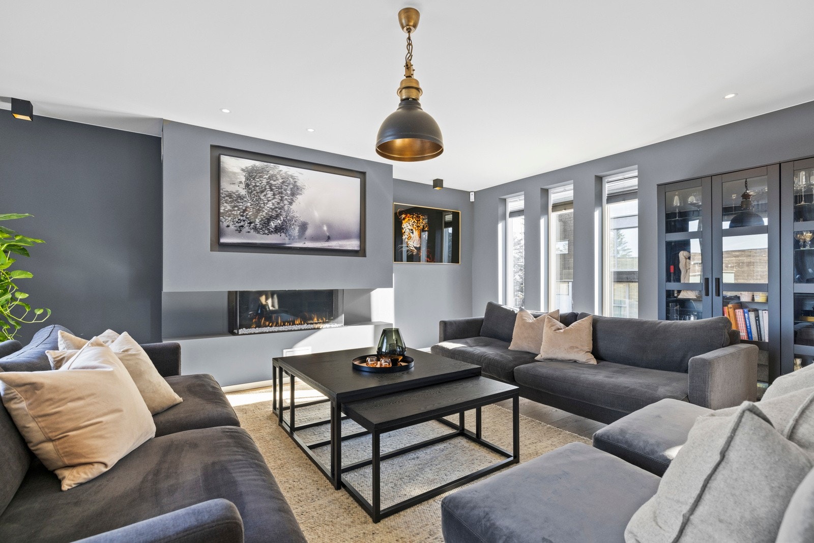 Stuen har rikelig med plass til flere sittegrupper og soner, som gir en god flyt Galleribilde