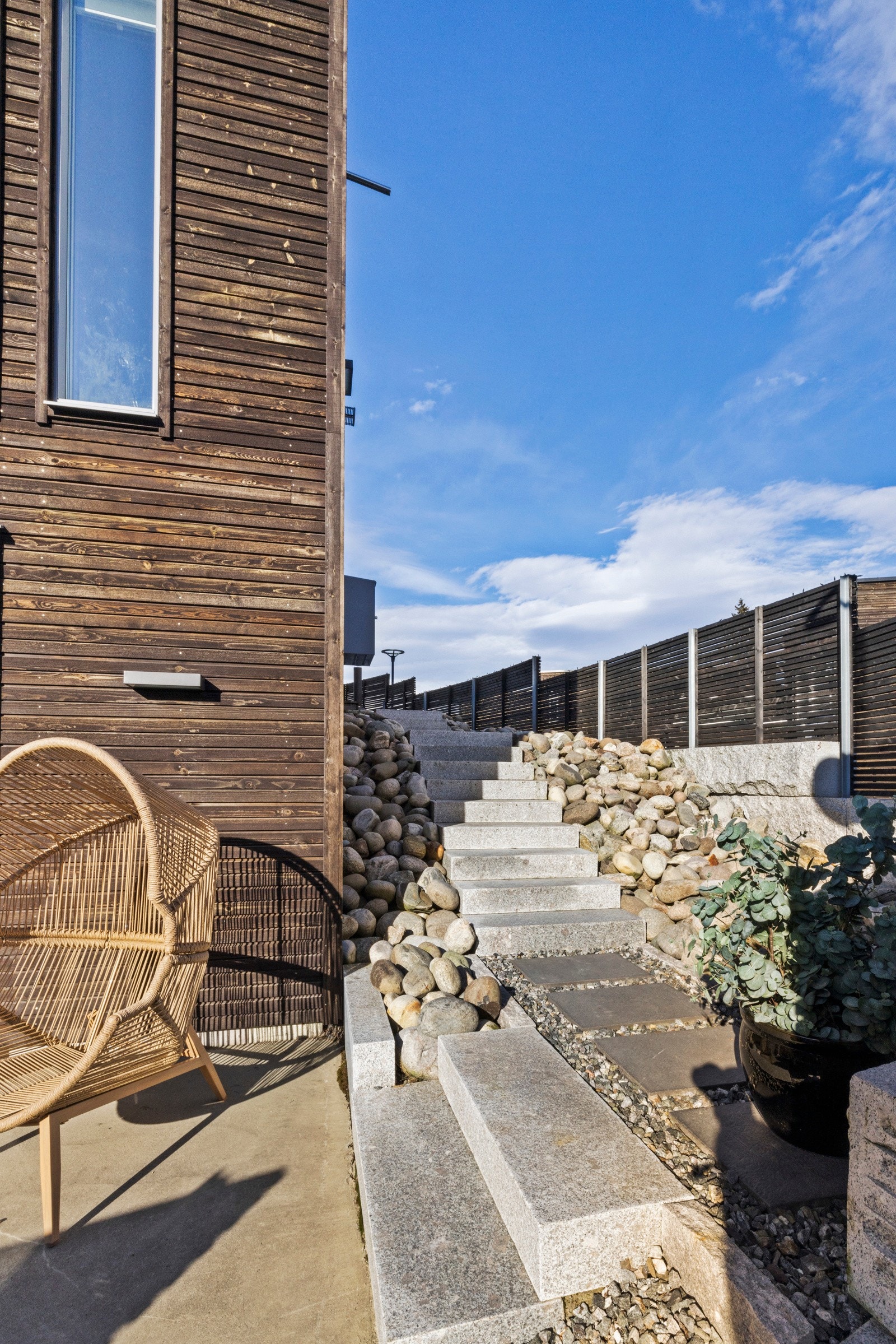 Flott opparbeidet trapp fra gårdsplass til terrasse Galleribilde