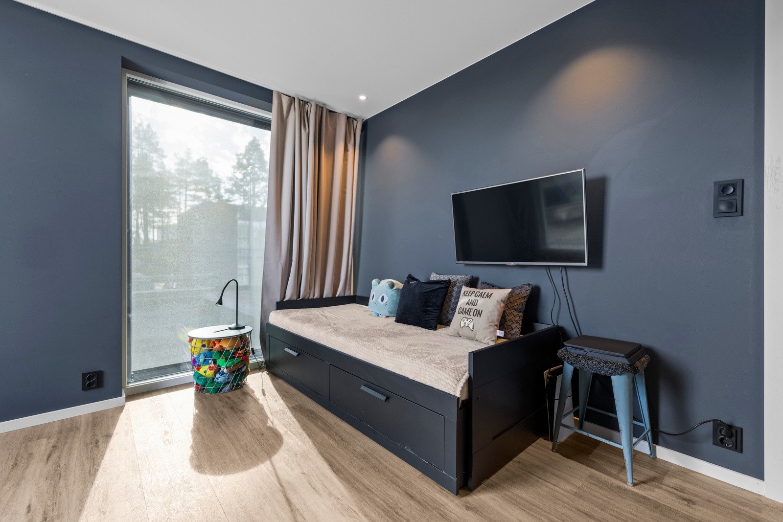 Det neste soverommet er malt i en moderne blåfarge Galleribilde