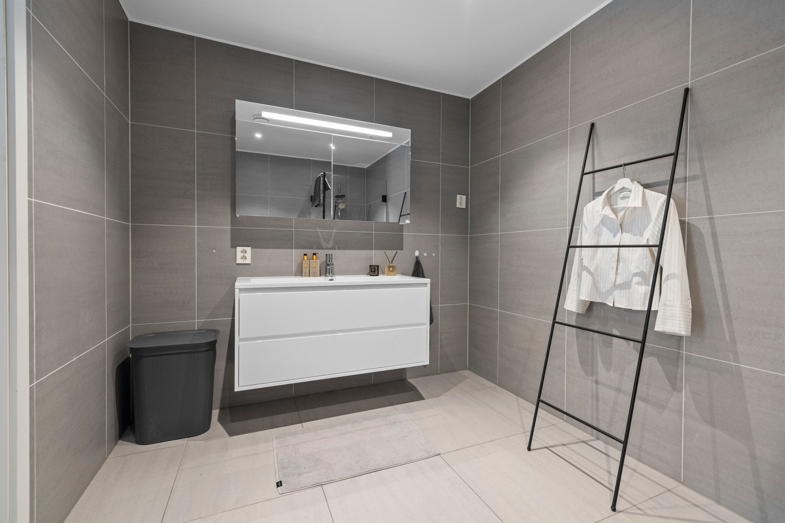 Med rikelig av oppbevaringsplass under den vegghengte servanten Galleribilde