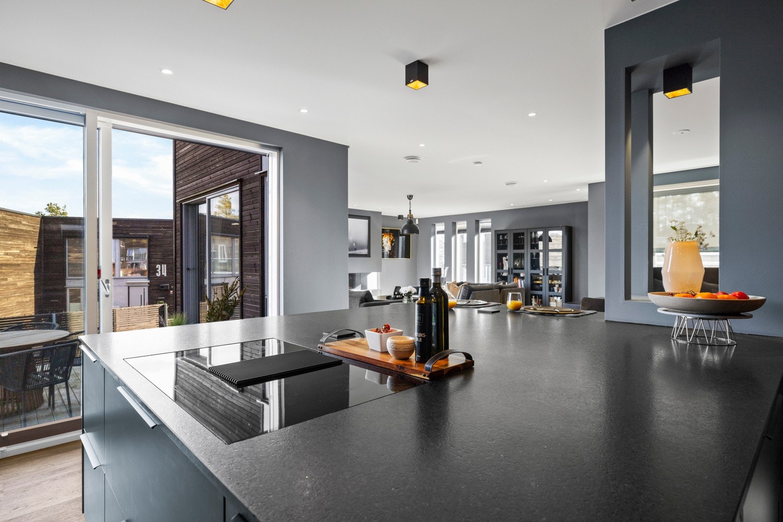 Kjøkkenet i hovedetasjen byr på en benkeplate av stein som er både elegant og funksjonell Galleribilde