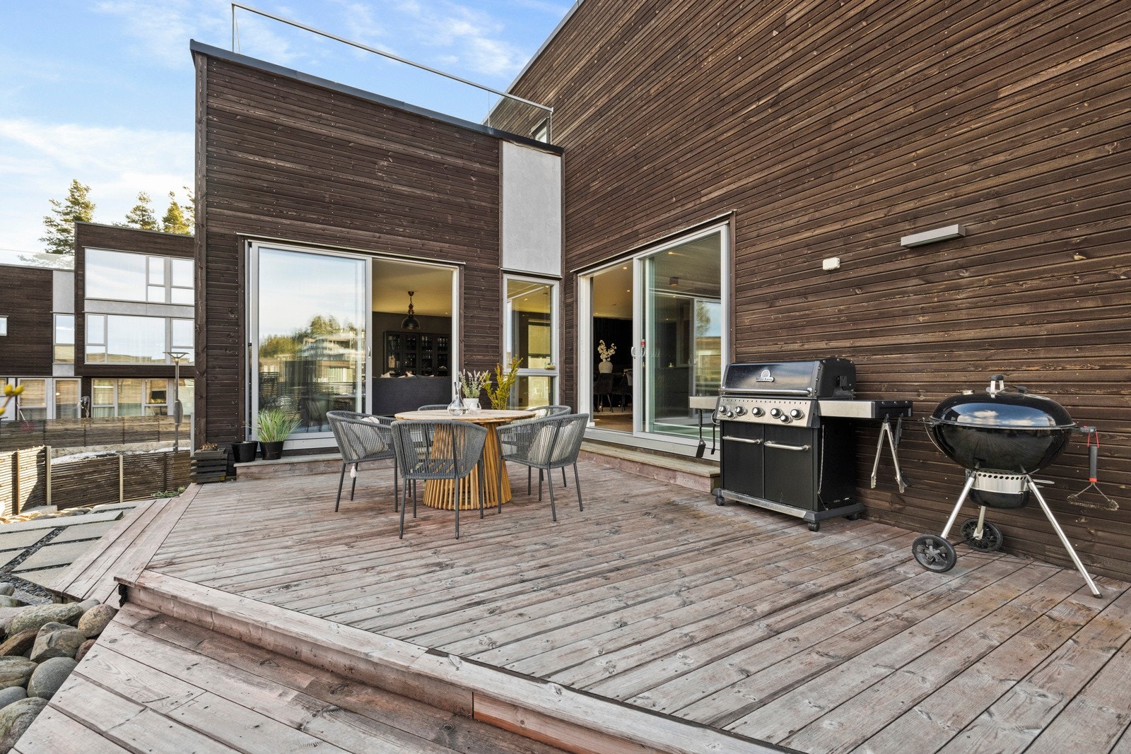 Her kan du innrede med utemøbler og blomsterkasser for å skape ditt eget uterom Galleribilde