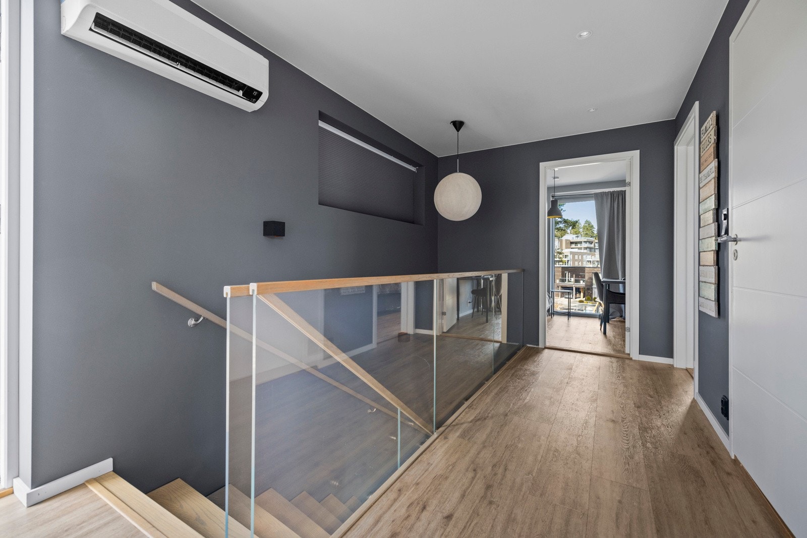 I 2. etasje finner du 4 av boligens soverom, samt utgang til 2 av boligens terrasser Galleribilde