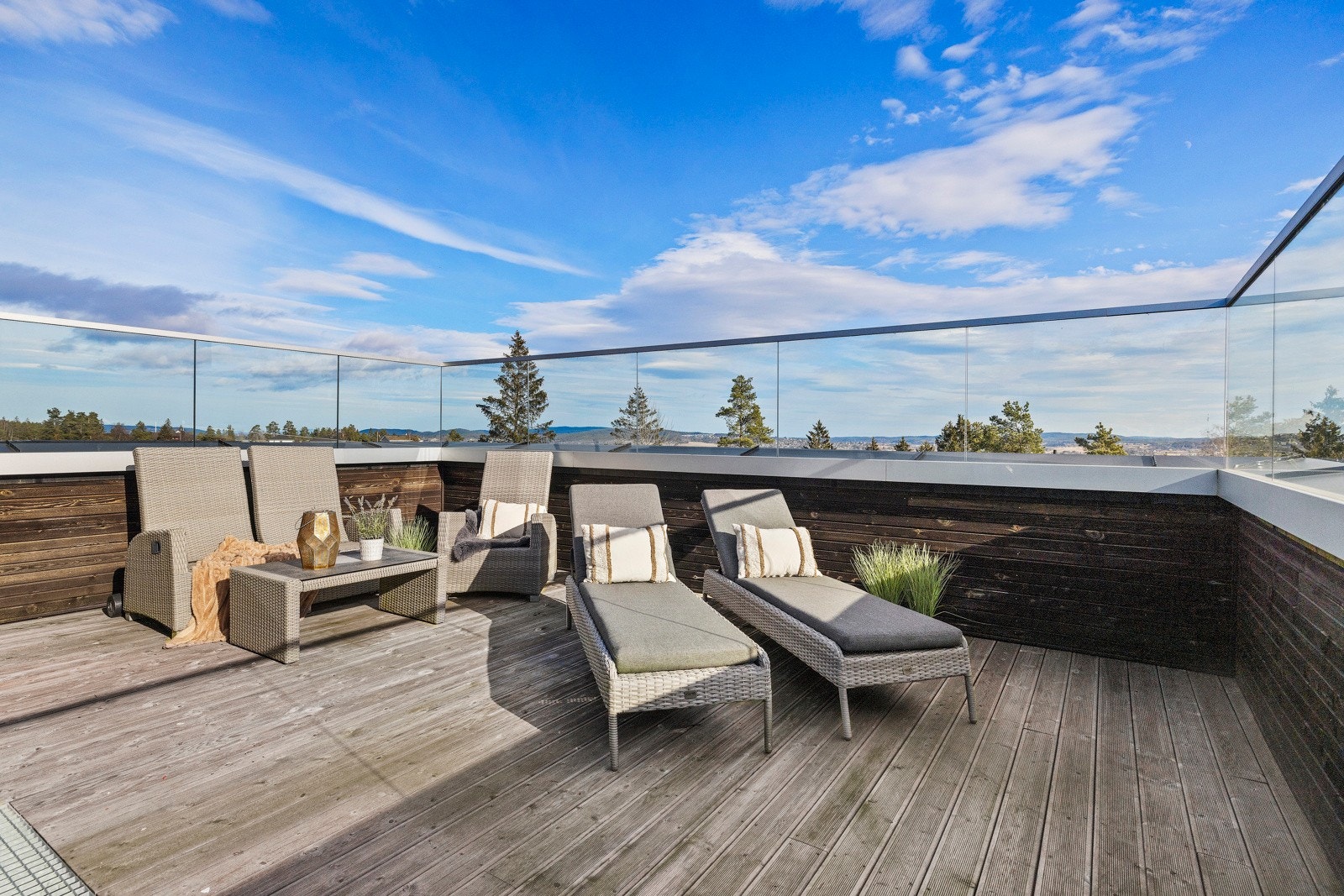 Takterrassen på 28kvm har rikelig med plass til sittegrupper og solsenger Galleribilde