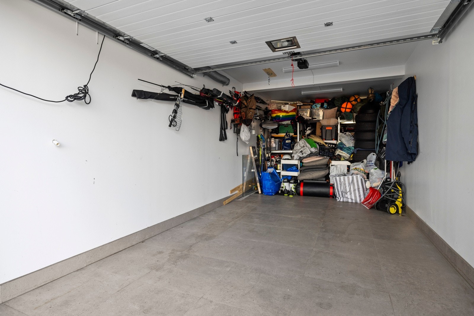 En stor og luftig garasje, med oppbevaringsmuligheter Galleribilde
