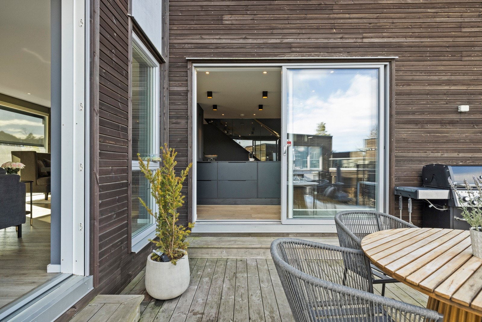 Ut fra stuen har du tilgang til en terrasse på hele 30 kvm Galleribilde