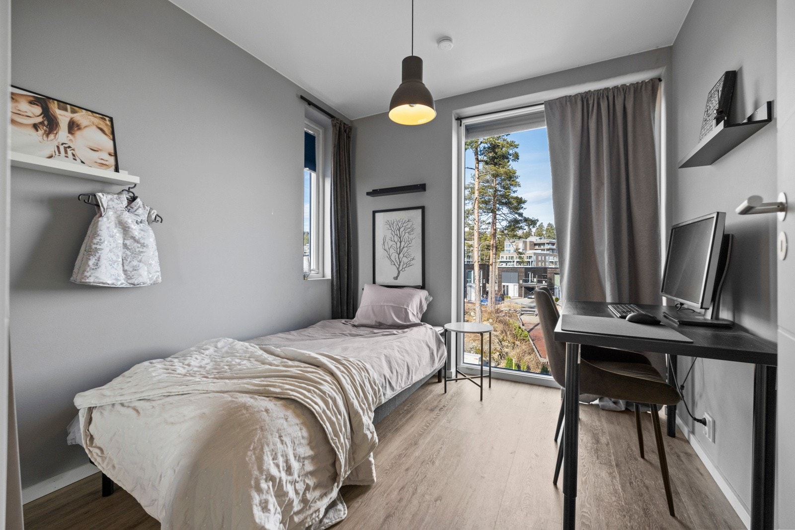 Med store vinduer, som gir rikelig med naturlig lysinnslipp Galleribilde