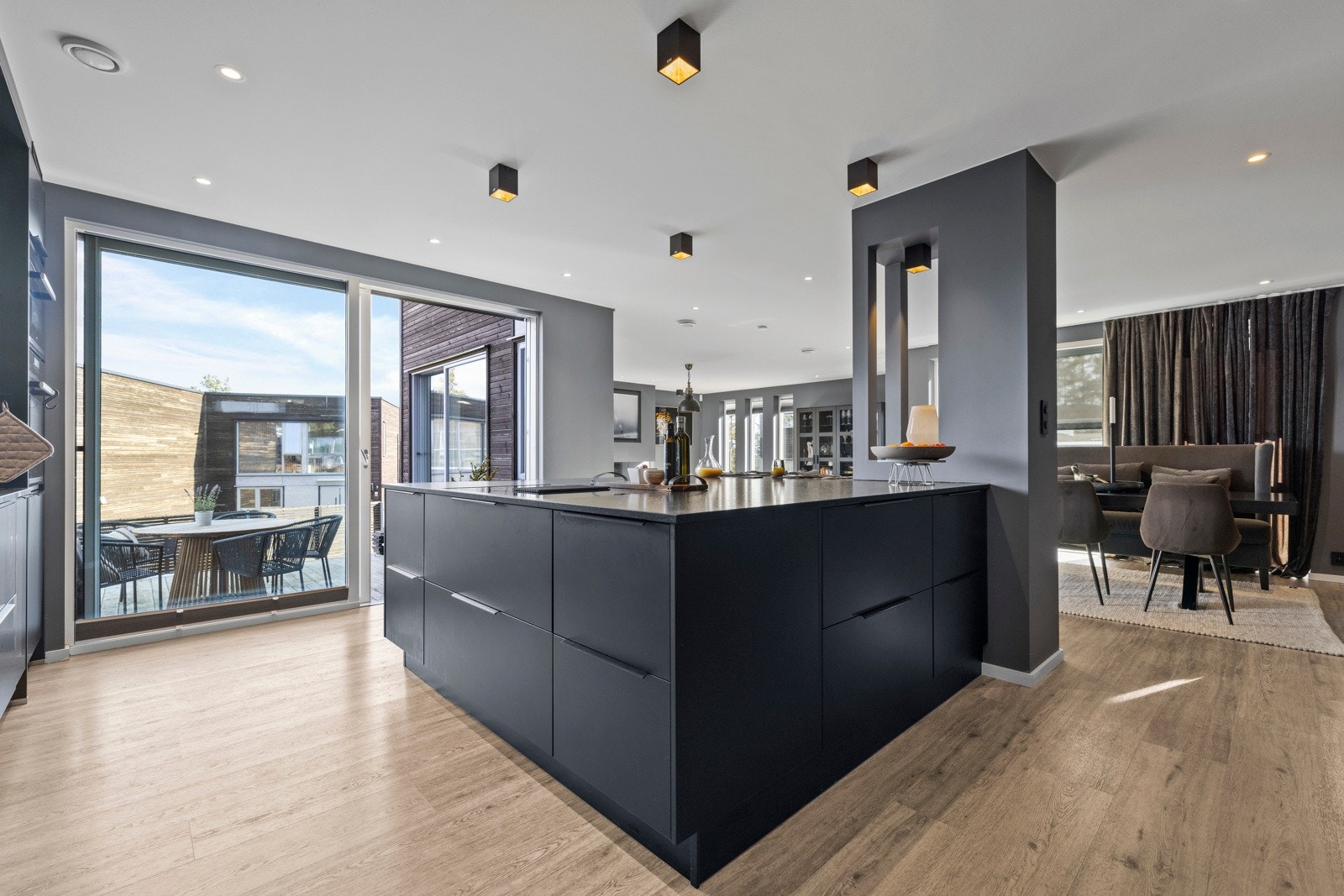 Kjøkkenet har mange smarte oppbevaringsmuligheter i skapene samt i den store kjøkkenøyen Galleribilde