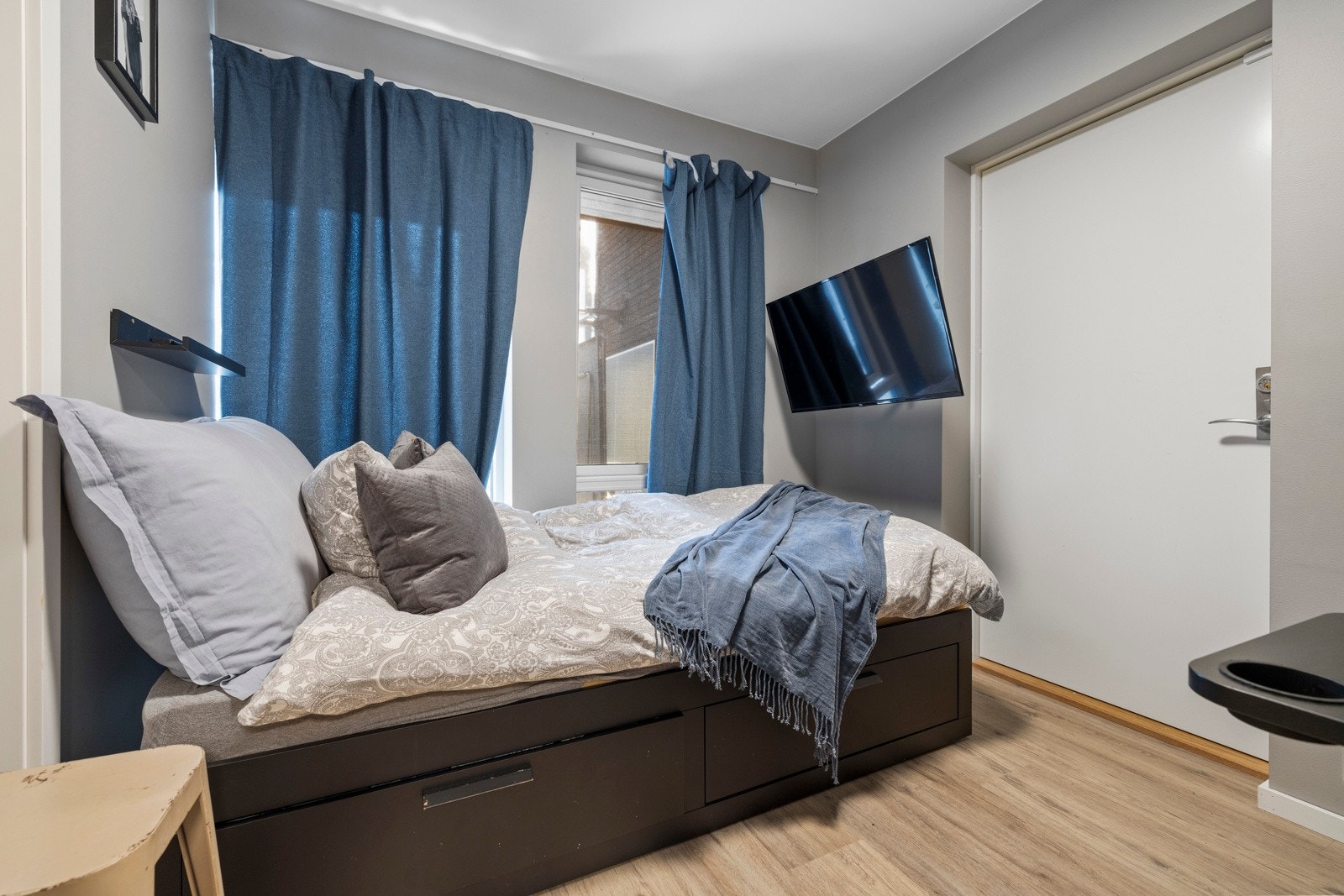 I underetasjen finner man et soverom som egner seg godt som et gjesterom Galleribilde