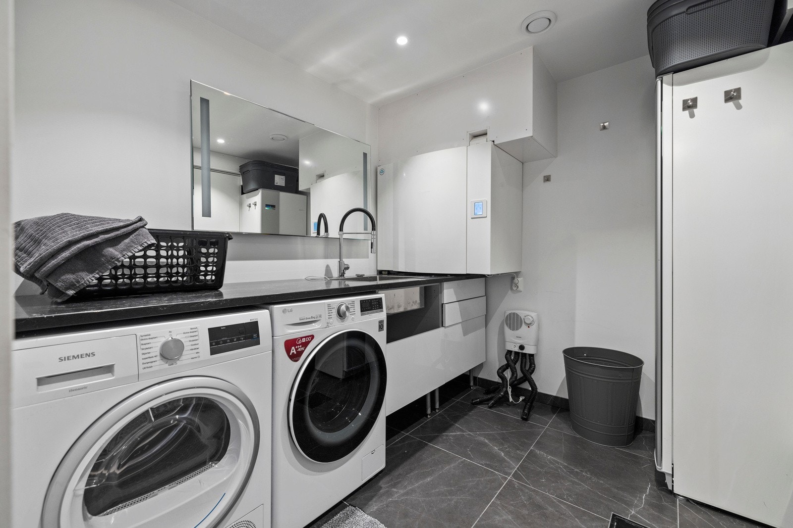 Her finnerer man også et praktisk vaskerom med opplegg for både vask, tørk og en praktisk benk Galleribilde