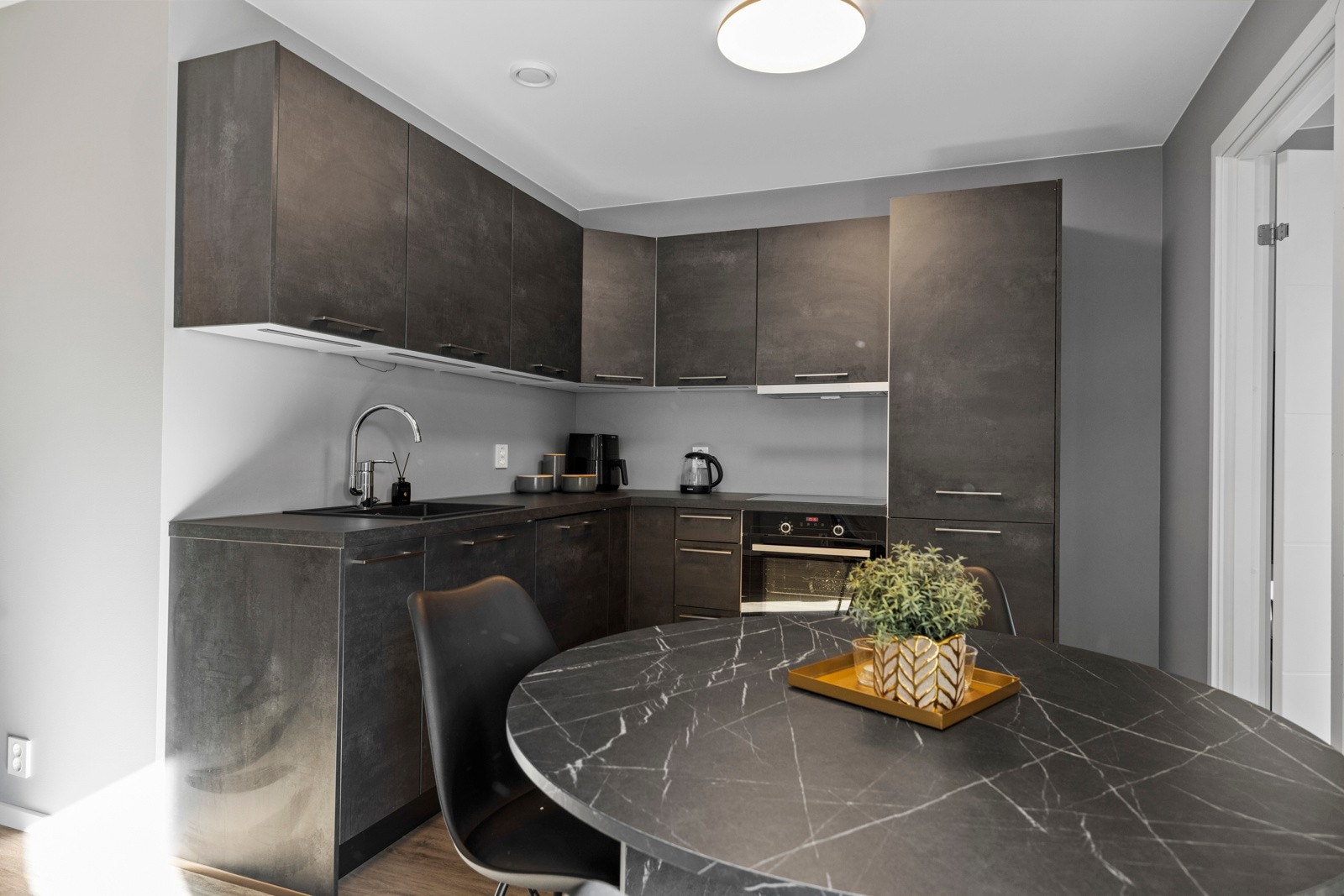 Med et praktisk kjøkken som har alt man trenger til matlaging Galleribilde