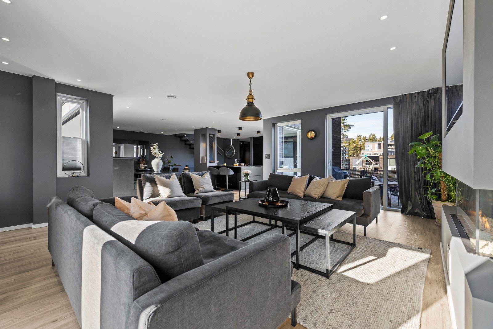 Her får du en nydelig og romslig stue, med smakfulle detaljer i alle kriker og kroker Galleribilde