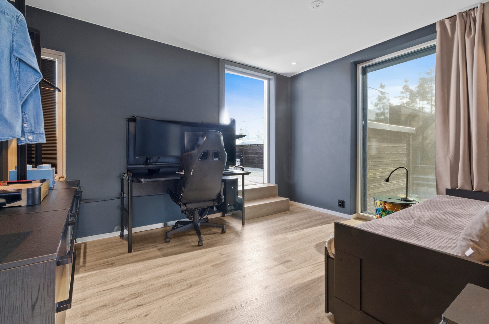 Det må også nevnes at alle boligens vinduer har elektriske screens eller plisse gardiner Galleribilde