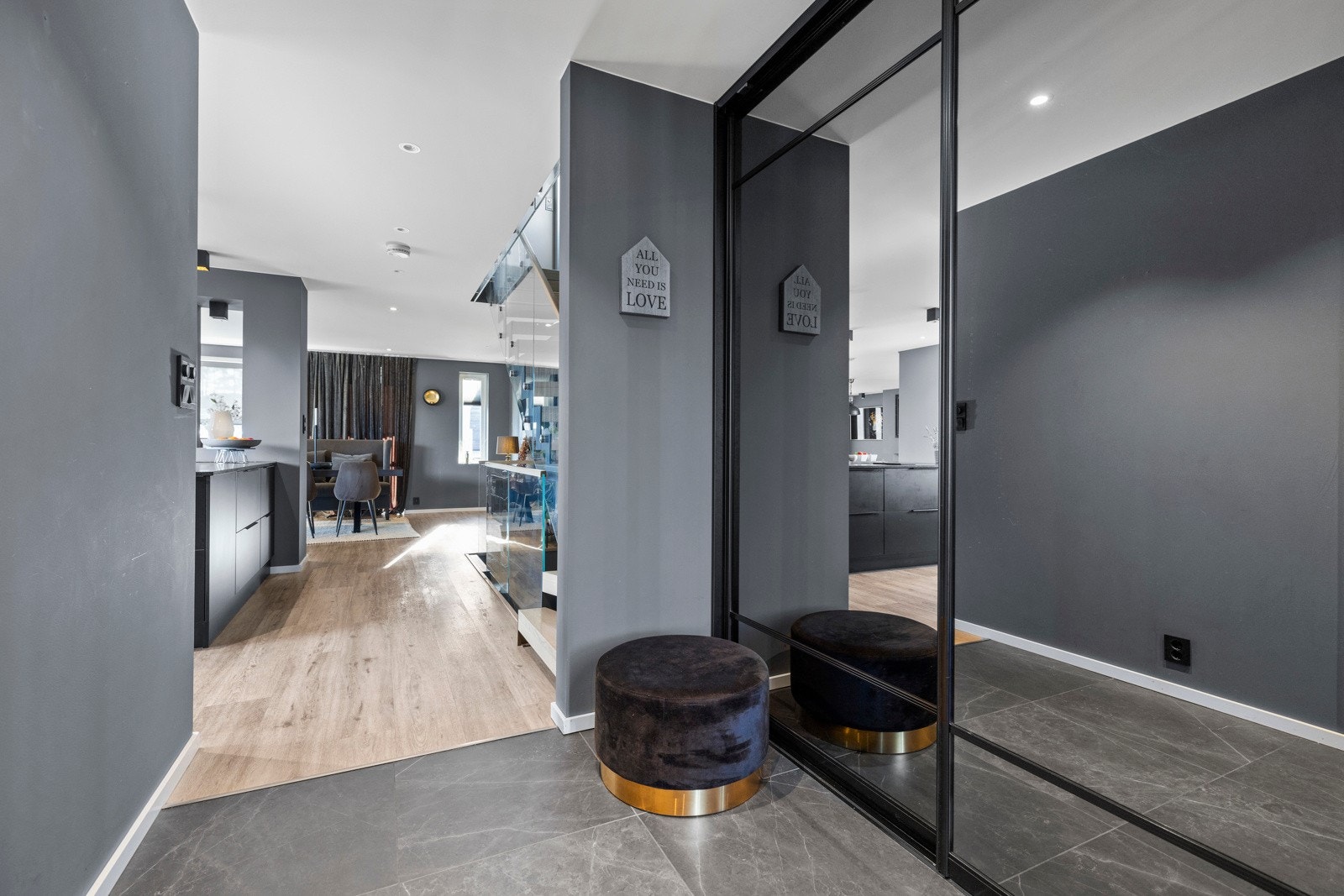 For oppbevaring finnes det praktiske løsninger i et garderobeskap med speilfronter Galleribilde