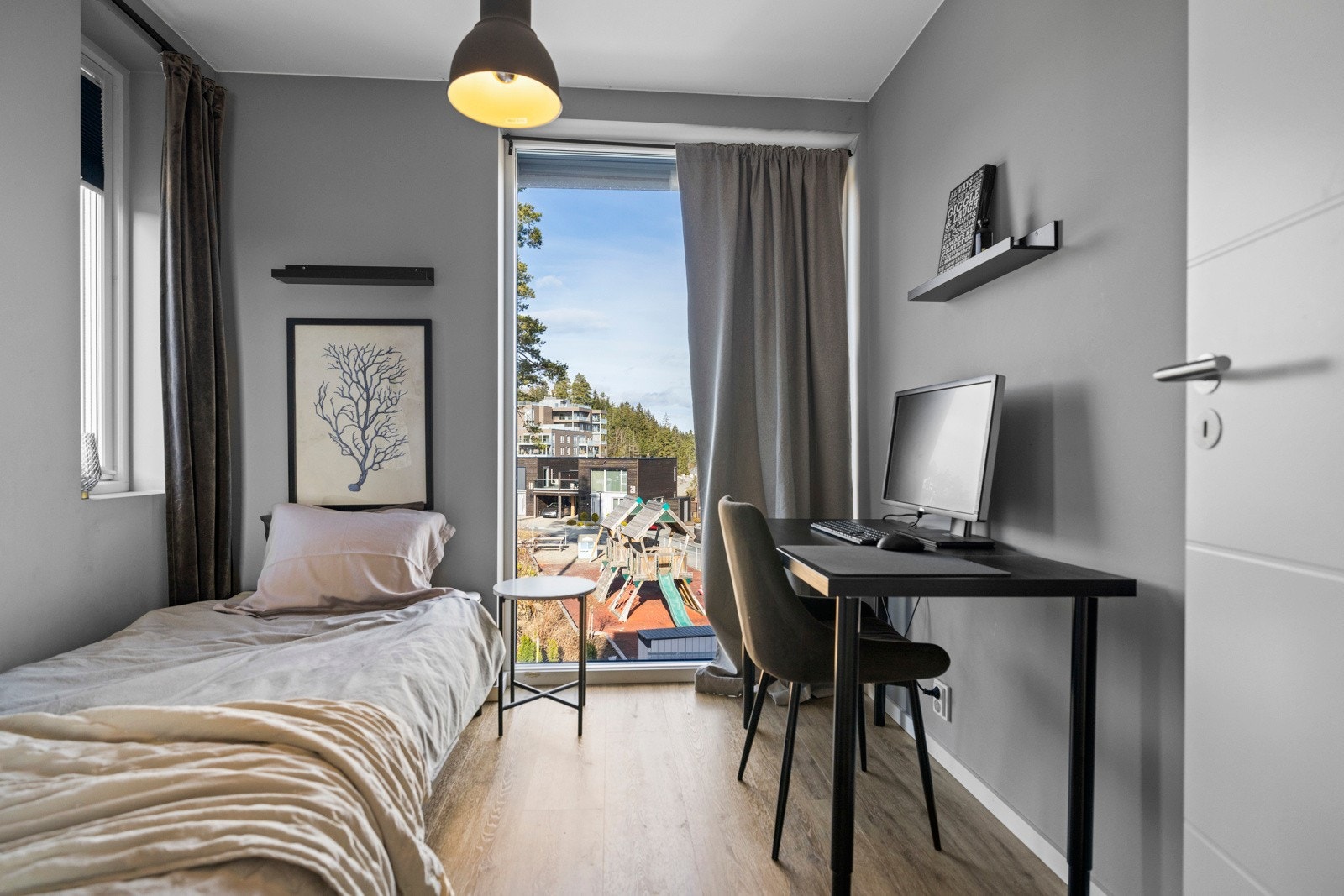 Boligens andre soverom har god plass til både seng og en arbeidsstasjon Galleribilde