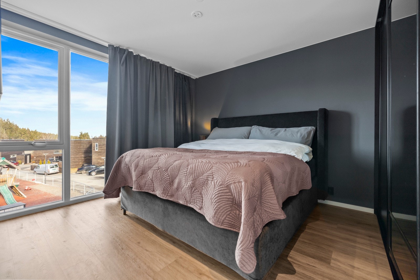 Her får du en luftig romfølelse, med store flotte vinduer og speilfronter på garderobeløsningen Galleribilde