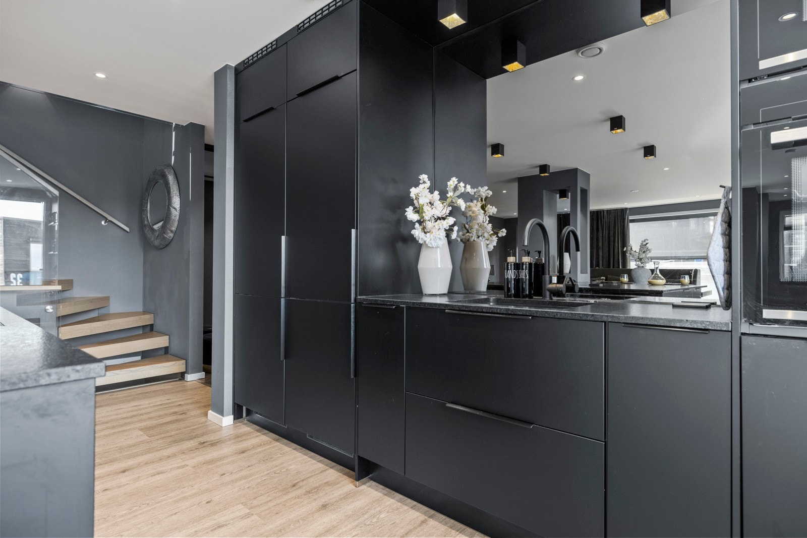 Her er det også rikelig med integrerte hvitevarer: komfyr, platetopp, mikrobølgeovn og ikke bare ett, men to kjøl/frys Galleribilde