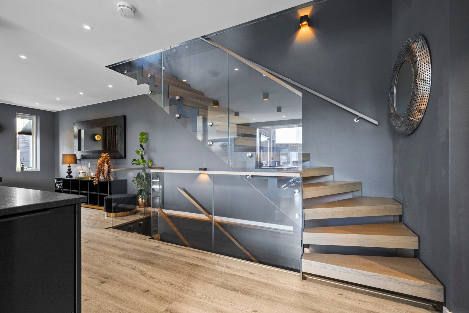 Boligen har flotte designtrapper mellom etasjene Galleribilde