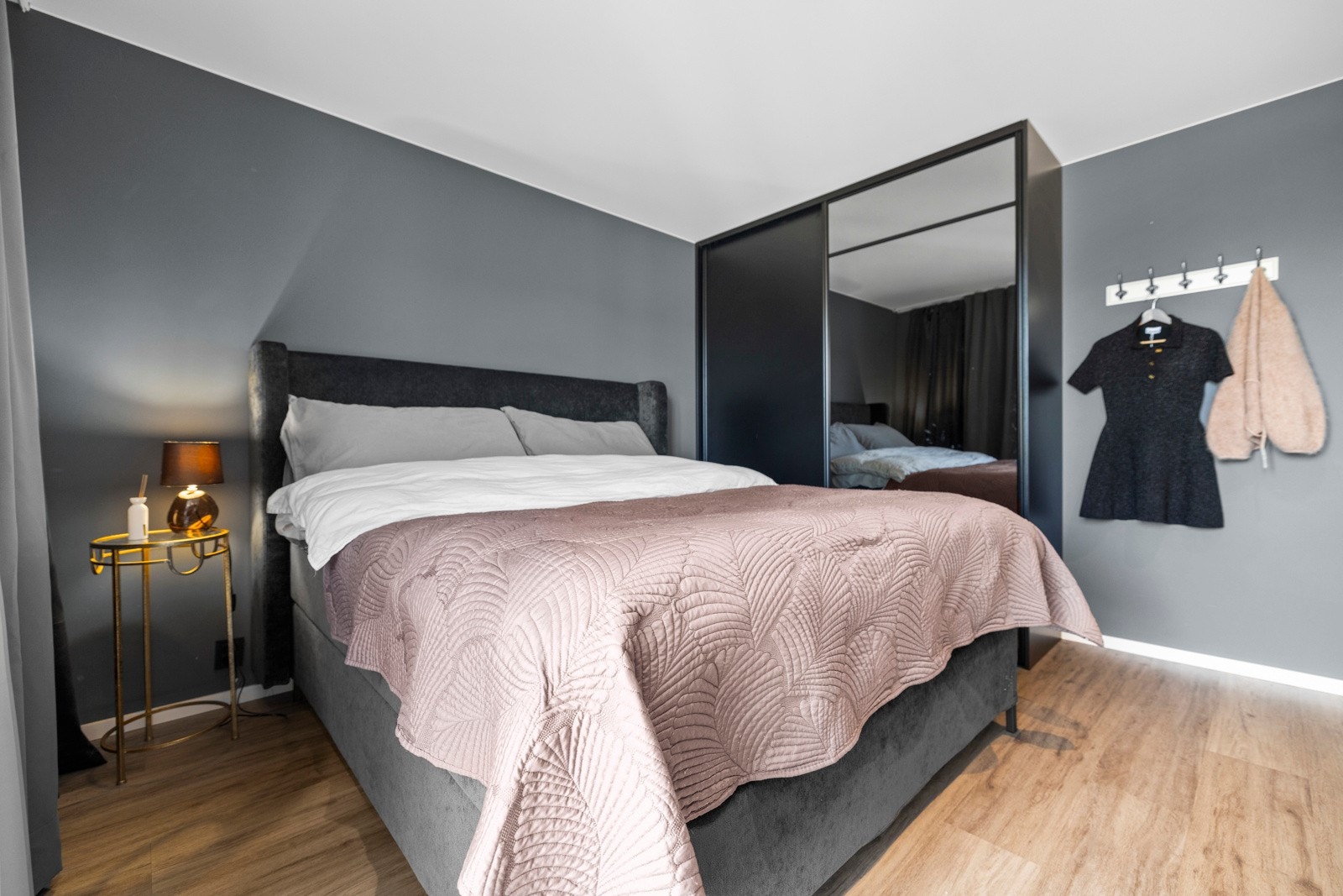 Boligens første soverom er av den større størrelsen Galleribilde