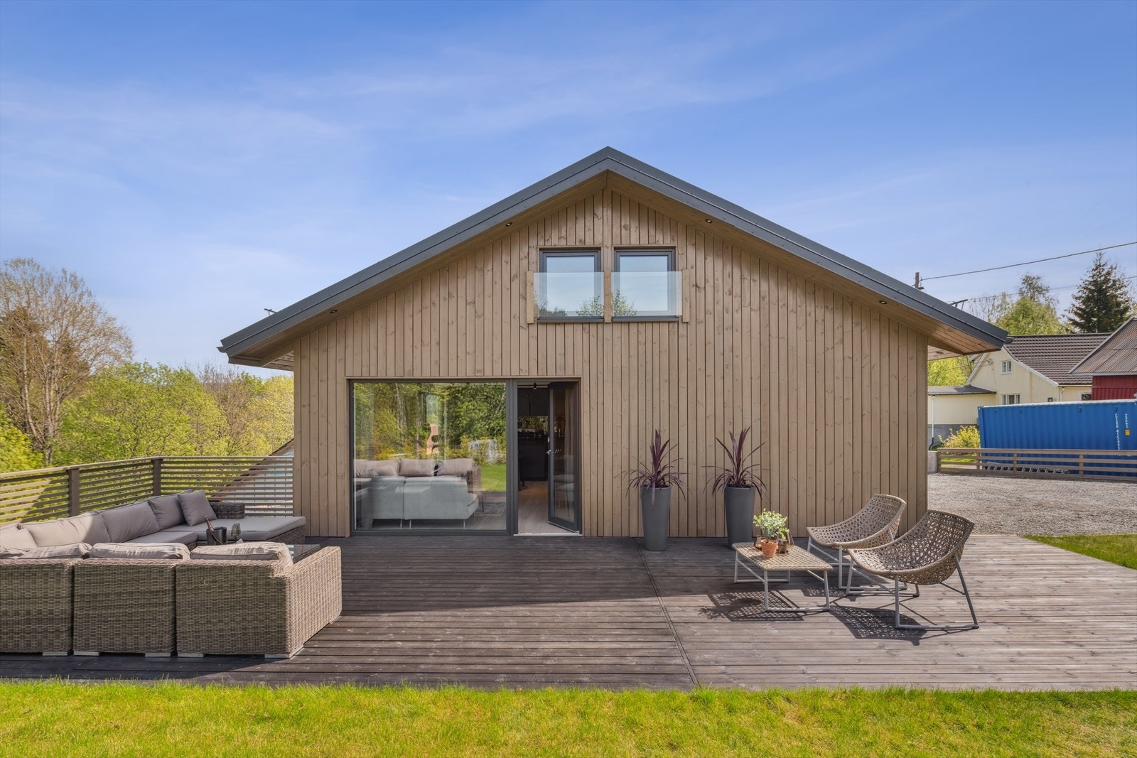 Uteområdet er flott opparbeidet med stor terrasse og hage. Her har man god boltreplass og god plass til å møblere med utemøblement. Galleribilde