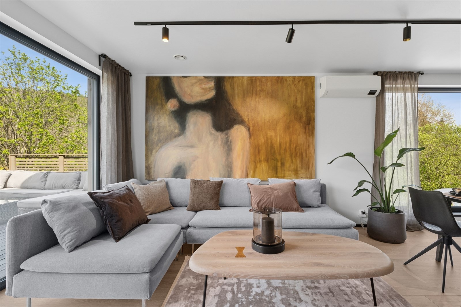 Stuen er utstyrt med varmepumpe som sørger for energieffektiv oppvarming. Det er også pipe i stuen med mulighet for å sette inn ildsted. Galleribilde