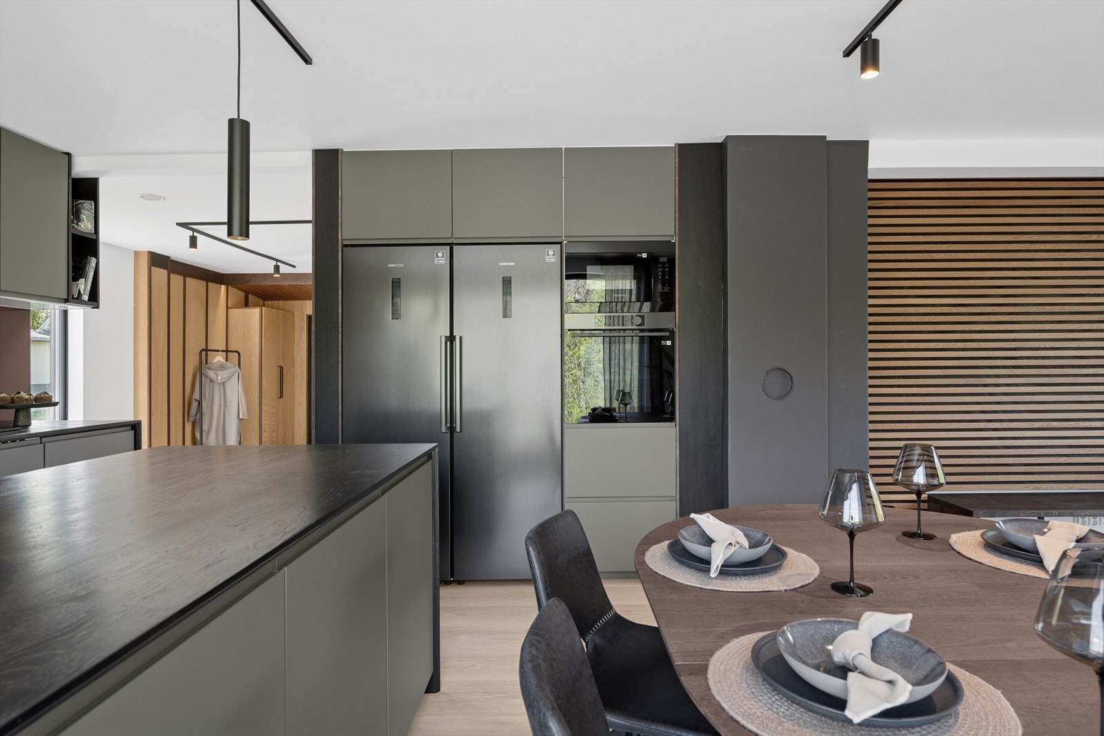 Her har man rikelig med skap- og skuffeplass, samt gode arbeidsflater på en stor kjøkkenøy. Ypperlig kjøkken for matentusiasten! Galleribilde