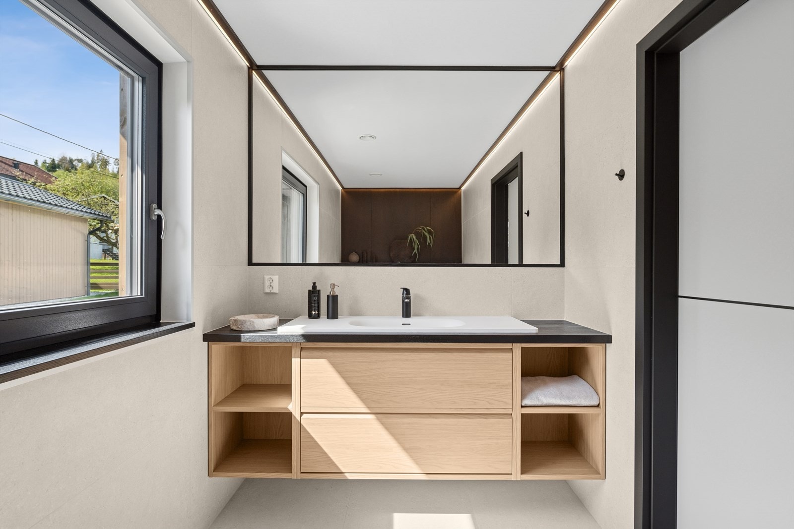 Badet er i dag utstyrt med badekar, vegghengt toalett og veggseksjon med servant. Flott og stemningsfull belysning. Galleribilde