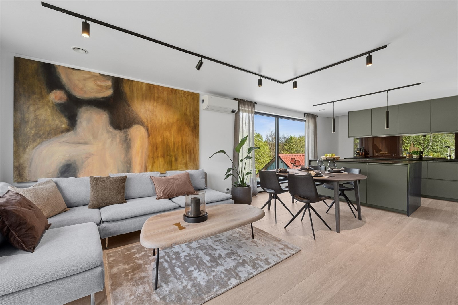 Stue og kjøkken ligger i åpen løsning. Et lyst og flott rom med store vindusflater som sørger for rikelig med lysinnslipp og er med på å skape en god romfølelse. Galleribilde