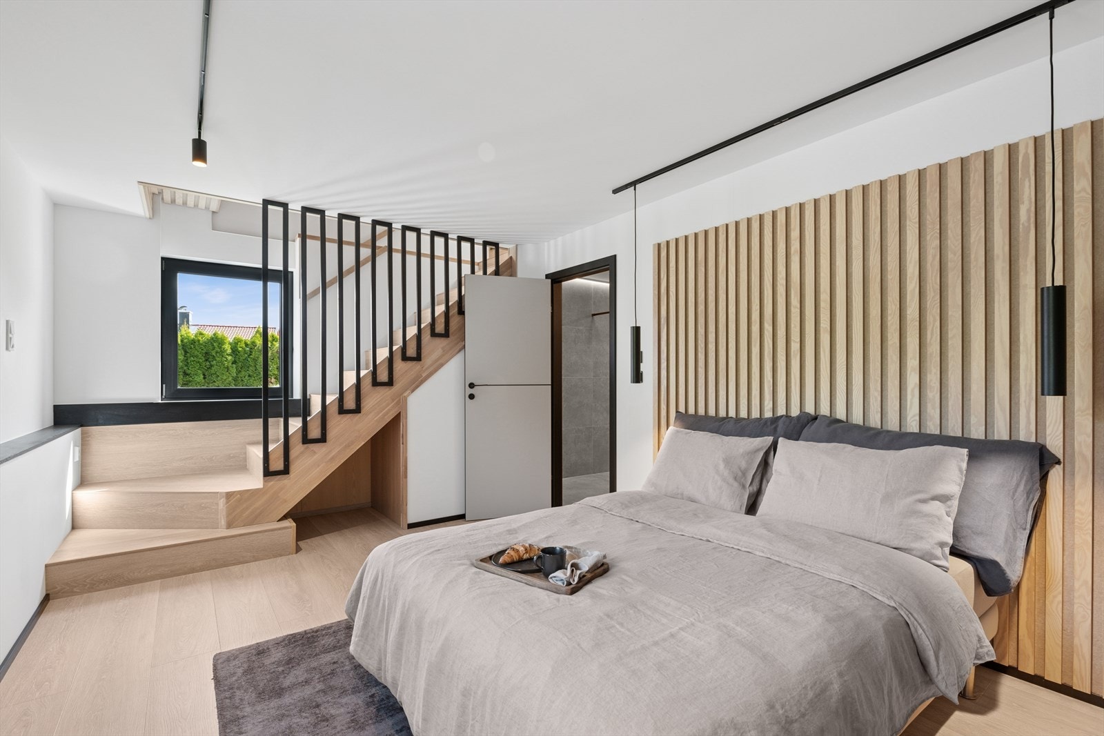 Følger man trappen ned til kjelleretasjen kommer man inn i boligens andre soverom som i dag benyttes som hovedsoverom. Et stort og godt rom med et eksklusivt uttrykk. Galleribilde