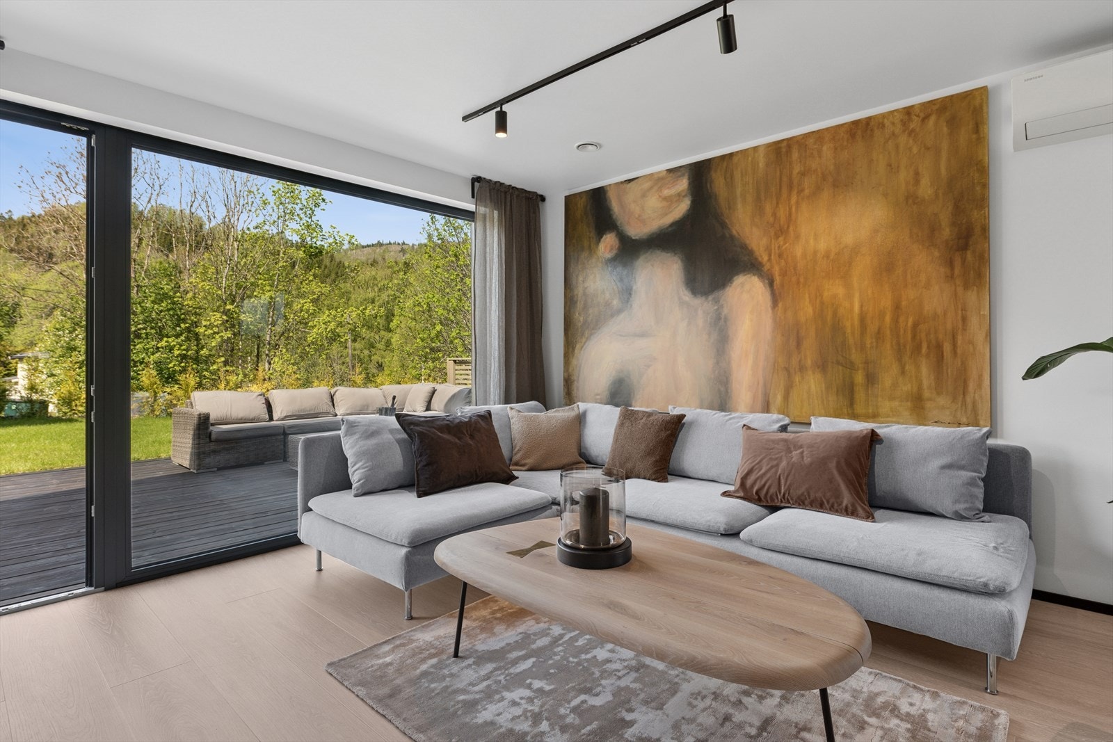 Fra stuen har man utgang til uteområdet. Galleribilde