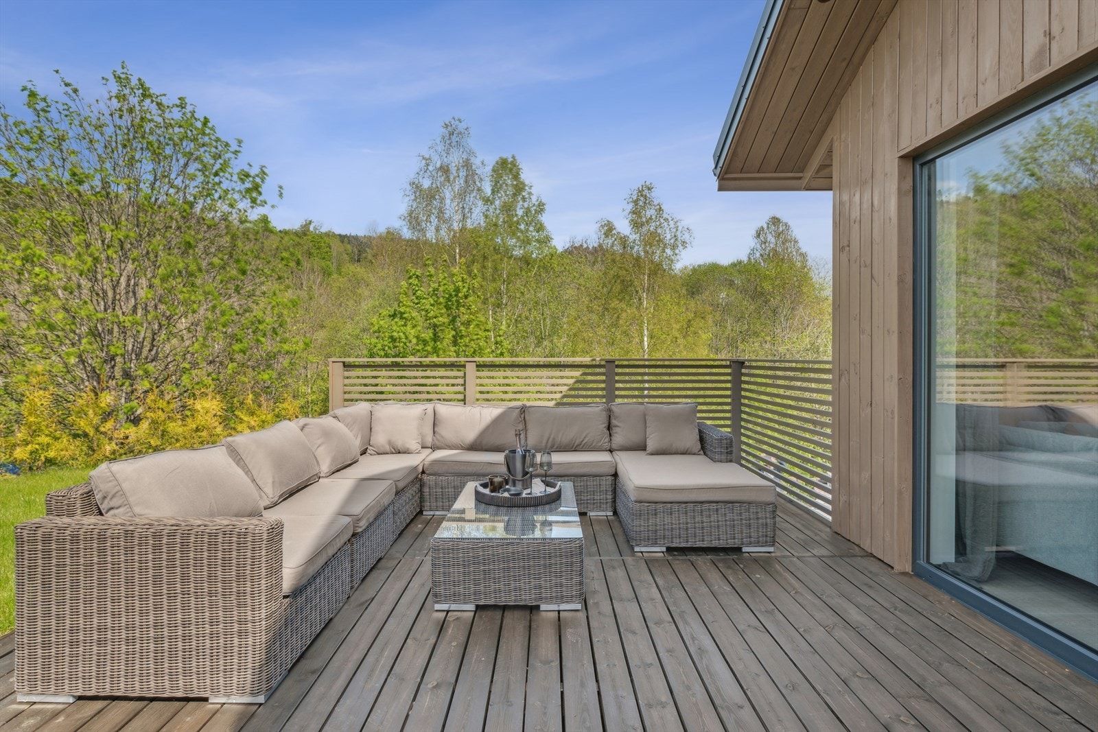 Usjenert og hyggelig uteplass. Galleribilde