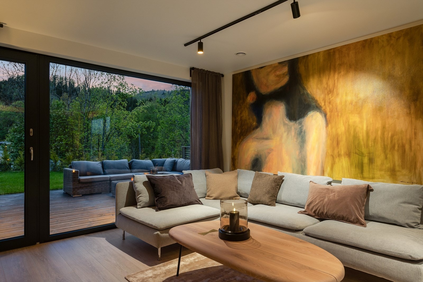 Flott, sort skinnebelysning er gjennomgående i boligen. Galleribilde