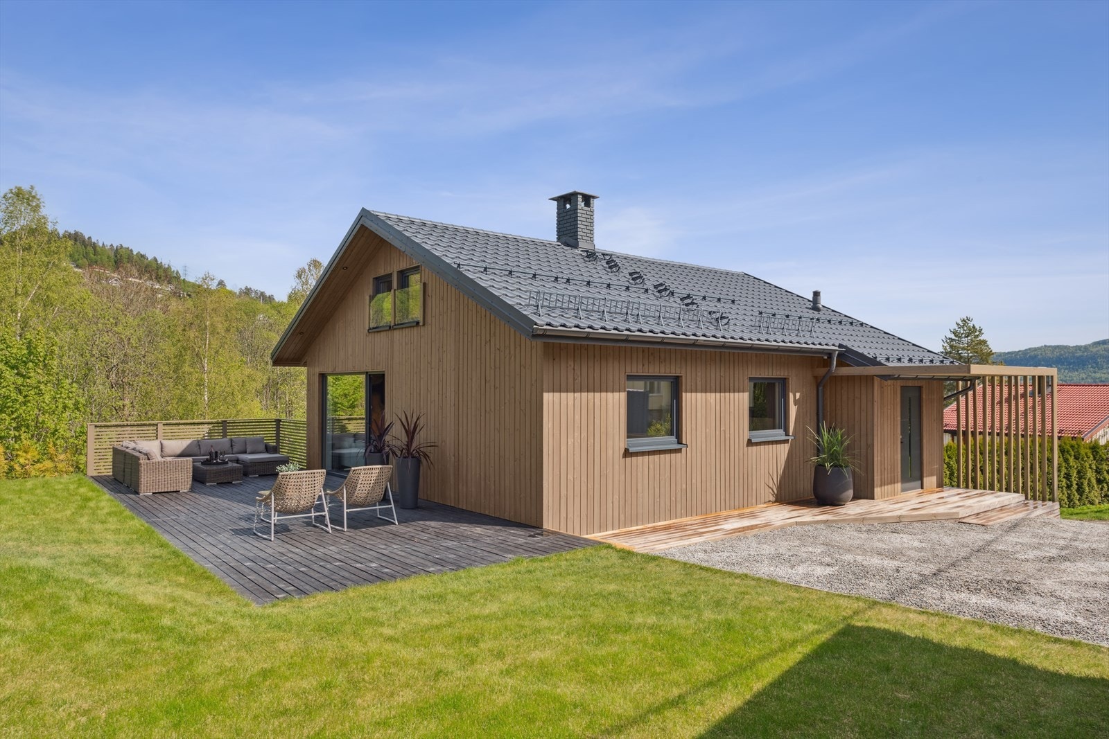 Eiendommen er flott opparbeidet med hage, terrasse og et stort bed som i dag er fylt med bark som man kan beplante med ulike vekster og sette sitt eget preg på. Galleribilde