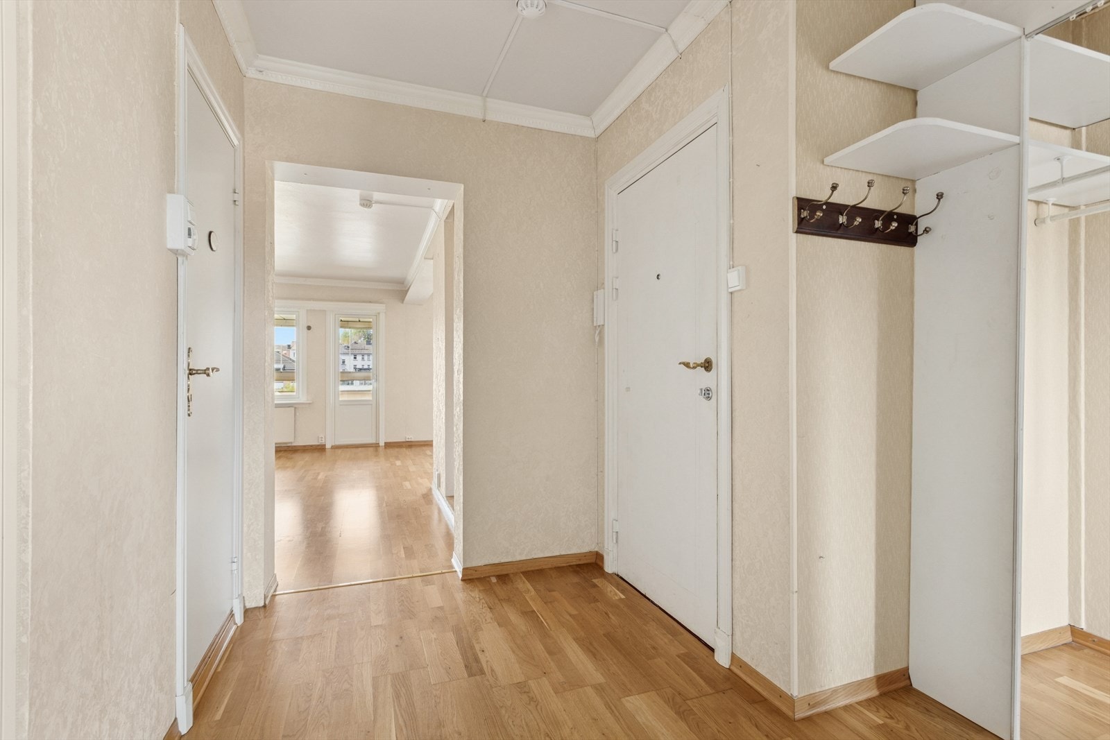 Lys og praktisk entré med god plass til oppbevaring. Herfra har du adkomst til både bad, kjøkken og leilighetens øvrige rom. Galleribilde